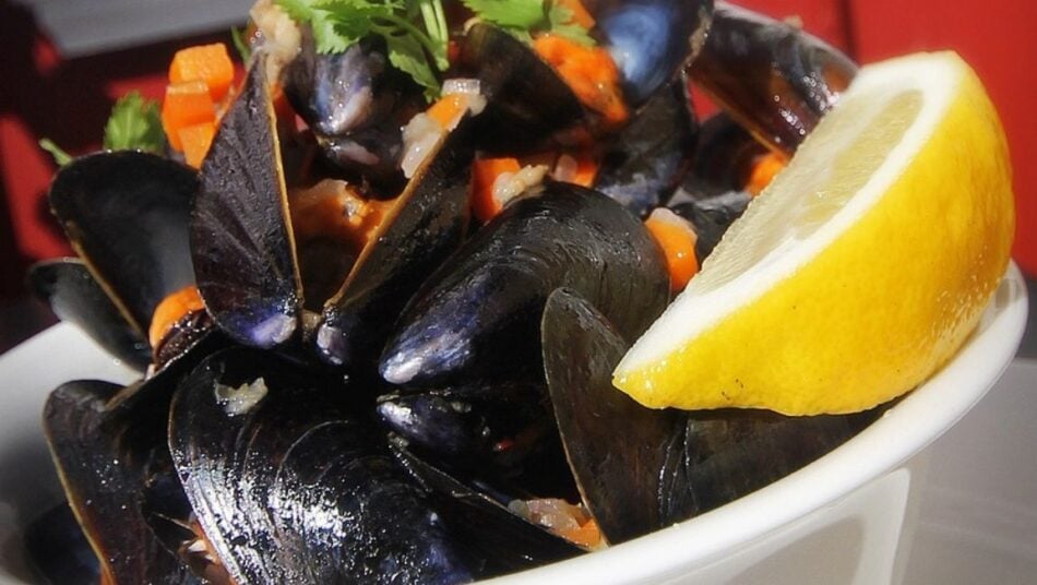 A melhor receita de mexilhões com molho picante para impressionar