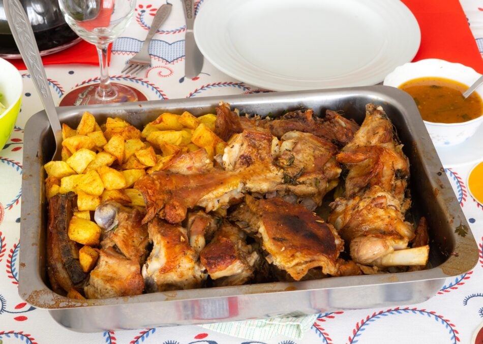 Receita de Cabrito Assado no forno com batatas (uma explosão de sabores tradicionais)