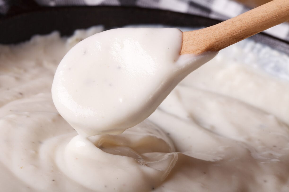 Este Molho Béchamel caseiro vai mudar os teus pratos (fica perfeito em qualquer receita!)
