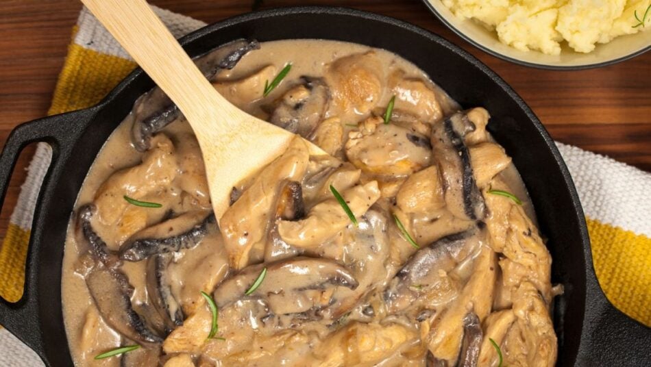 Receita de peito de frango com molho de cogumelos que derrete na boca