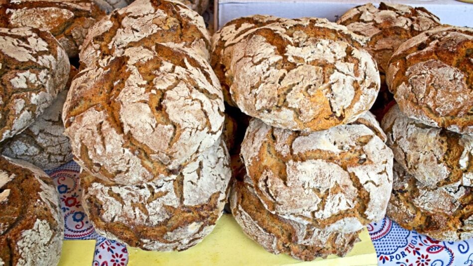 Broa de Milho caseira (macia por dentro e irresistivelmente estaladiça)