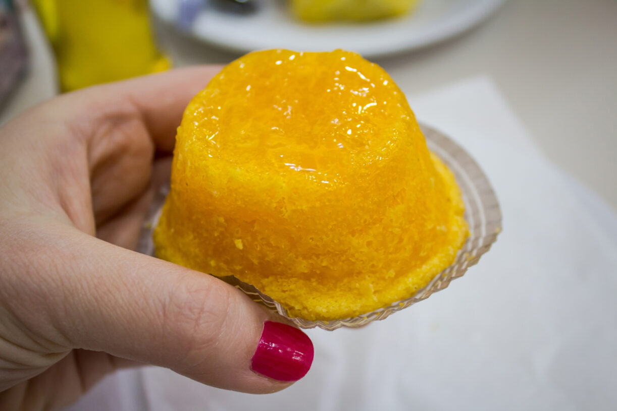 Marco Costa ensina a fazer queijadas de laranja